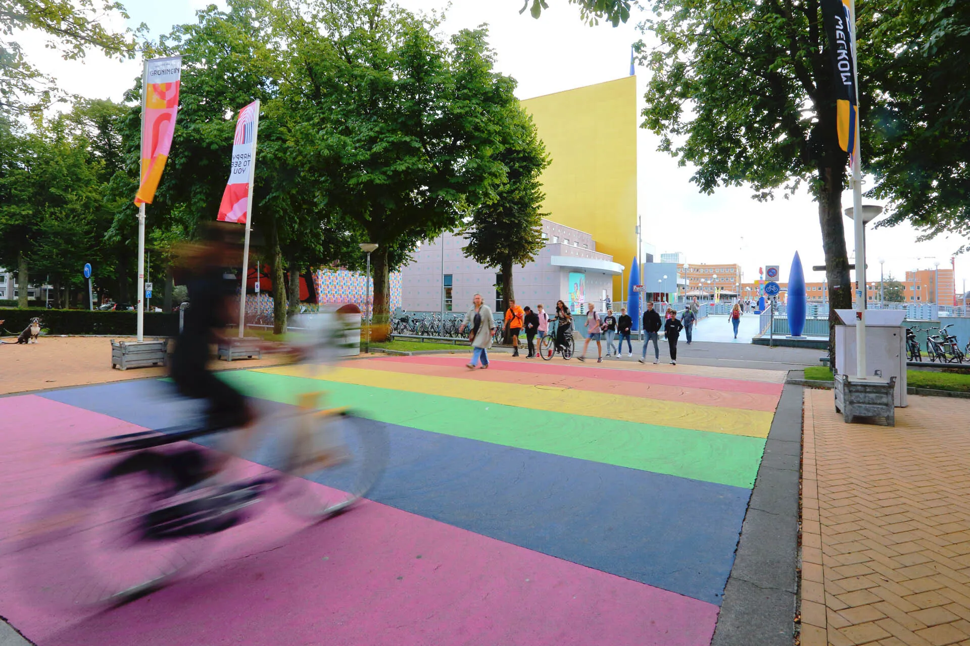 Lopende mensen over het regenboogpad Groninger Museum. Fotograaf: Wilmar Dik